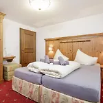 Garni Enzian شقة