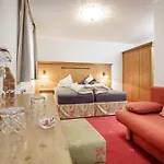 Garni Enzian شقة